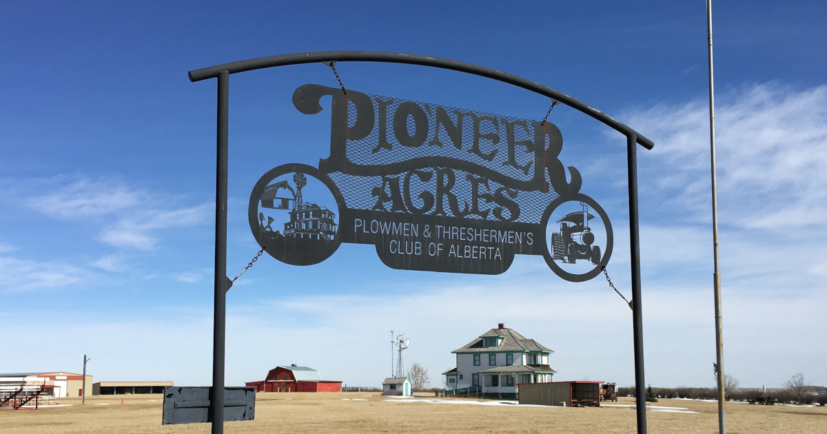 Pioneer Acres Plowmen and Threshermens Club logo